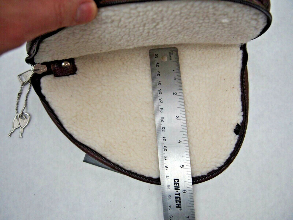 Pistol rug zipper and lock